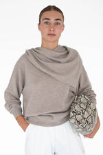 Cashmere triangle scarf - brown