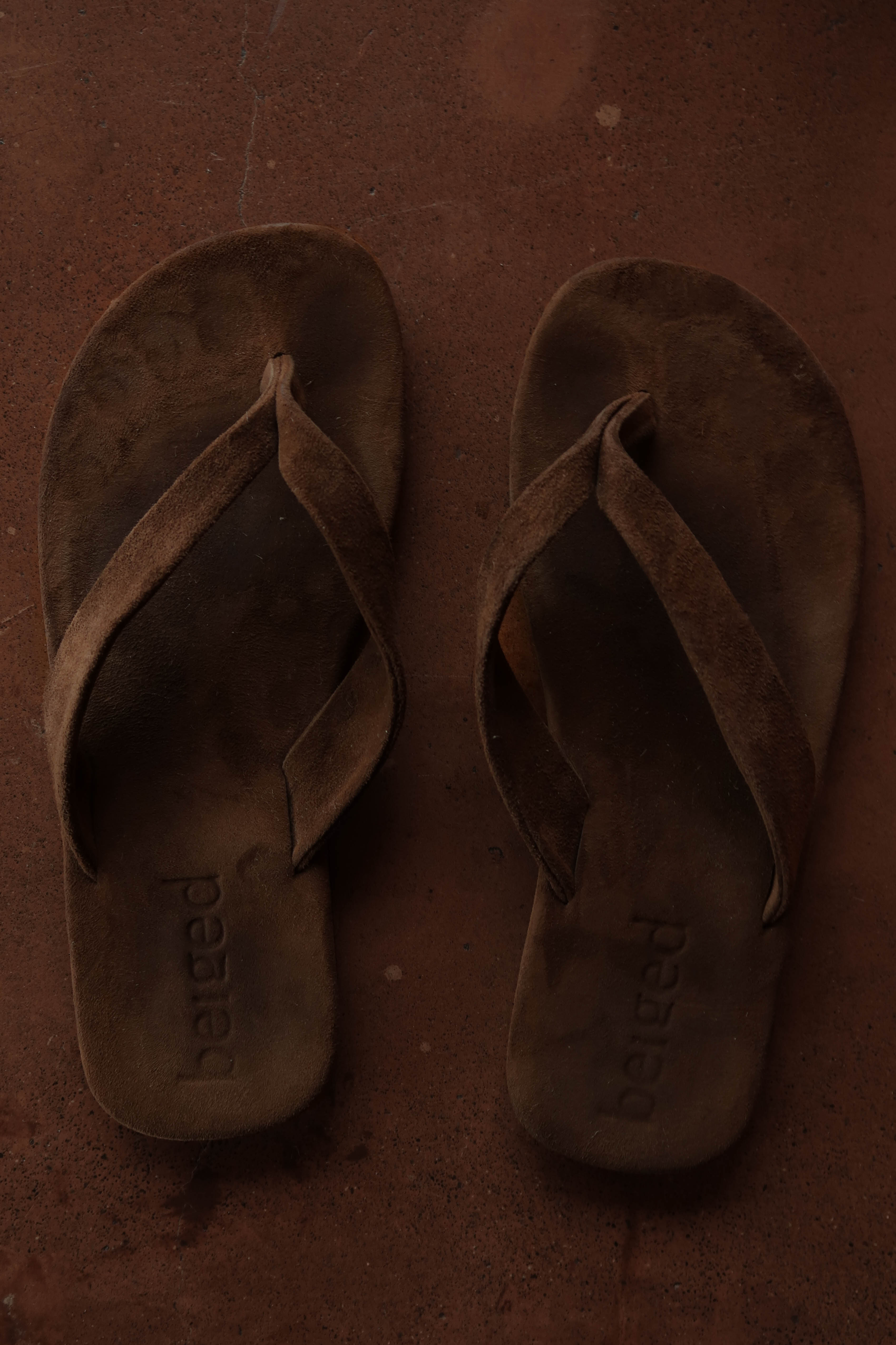 Leather flip flops - brown suede